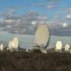 Installation de 64 antennes déployée à Carnavon, dans le Karoo en Afrique du Sud, faisant partie du futur Observatoire SKA (OSKA), le 13 juillet 2018 © AFP/Archives Mujahid Safodien 