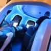 Des visiteurs à l'intérieur d'une capsule de démonstration de Blue Origin © AFP/Archives Mark Ralston