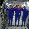 Les astronautes chinois Tang Hongbo (G), Nie Haisheng (C) et Liu Boming (D) saluant depuis la station spatiale chinoise le 23 juin 2021 © CCTV/AFP/Archives 