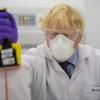 Le Premier ministre britannique Boris Johnson lors d'une visite sur le site du laboratoire Valneva à Livingston, en Ecosse, le 28 janvier 2021 © POOL/AFP/Archives Wattie Cheung