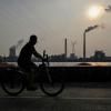 Promenade à vélo en Chine le long du fleuve Huangpu, près de la centrale électrique au charbon de Wujing, à Shanghai, le 28 septembre 2021 © AFP/Archives Hector Retamal