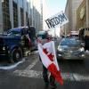 Un manifestant brandit une pancarte marquée "Liberté" alors que des routiers continuent de manifester contre les restrictions anti-Covid, à Ottawa le 5 février 2022 © AFP Dave Chan