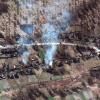 Une image satellite de Maxar publiée le 28 février 2022 montrant un convoi militaire et des maisons en feu au nord-ouest d'Ivankiv en Ukraine © Satellite image ©2022 Maxar Technologies/AFP -