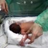 Un nouveau-né prématuré dans le service de néonatalité de l'hôpital Delafontaine à Saint-Denis en Seine-Saint-Denis, le 19 mars 2013 © AFP/Archives Joël SAGET