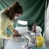 Une infirmière réalise des tests antigéniques pour dépister le Covid-19 à Paris le 6 juillet 2022 © AFP ALAIN JOCARD