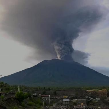 Voir la vidéo de Jacques-Marie Bardintzeff : à propos du volcan Agung