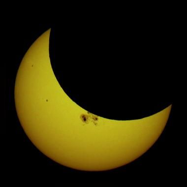 Une éclipse de Soleil et des grandes marées