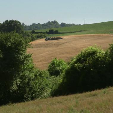Voir la vidéo de Dans les champs meurtris d&#039;un agriculteur de l&#039;Aisne (1/2)