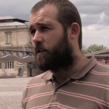 _en_see_video_of Une flamme dans un liquide