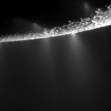 Est-ce une mer ou un océan qui se cache sous Encelade ?