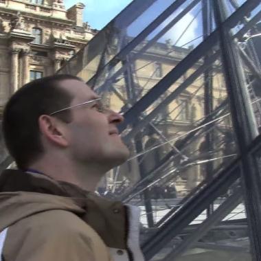 Voir la vidéo de Un physicien à la pyramide du Louvre