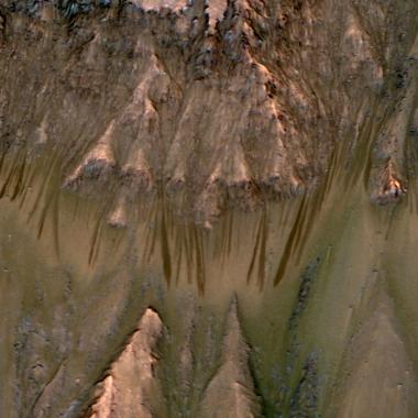 De l’eau en ébullition à l’origine des ravines martiennes ?