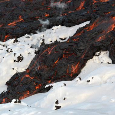 Rencontre volcanique entre la lave et la glace