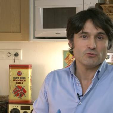 Voir la vidéo de Une expérience de digestion in vitro dans la cuisine d'Éric Hamonou