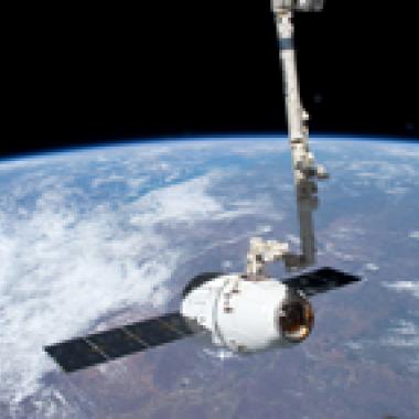 Premier vaisseau spatial privé sur ISS