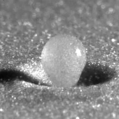 Des gouttes d’eau pour comprendre les cratères météoritiques