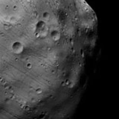 Phobos : la plus grande Lune de Mars survolée de très près