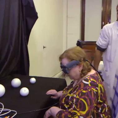 Voir la vidéo de Une rétine artificielle pour les aveugles