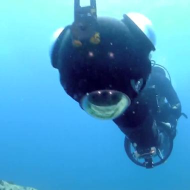 Voir la vidéo de Une caméra sous-marine qui sonde les fonds marins