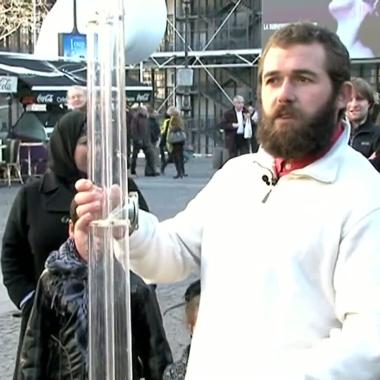 Voir la vidéo de Plume ou marteau ?