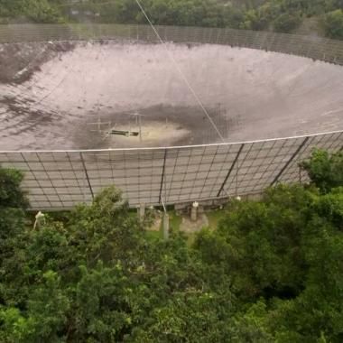 Voir la vidéo de Arecibo, un télescope dans la jungle