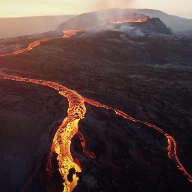 Voir la vidéo de Derrière l’éruption du volcan Fagradalsfjall