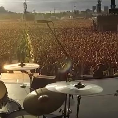 Voir la vidéo de Pourquoi la foule chante toujours juste