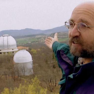 Voir la vidéo de Au-delà des étoiles (1998)