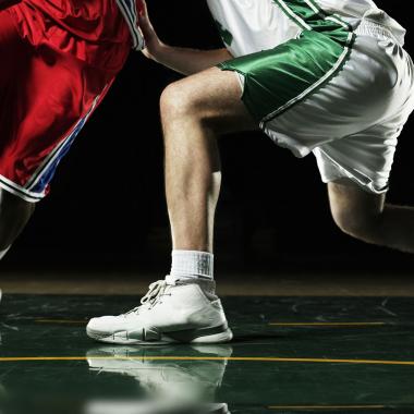 Voir la vidéo de Chaussures de basket : on sait pourquoi ça couine !