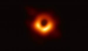 Historique : la toute première image d’un trou noir !