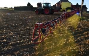 tracteur epandant des pesticides dans un champ