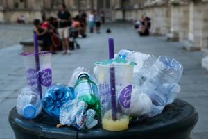 Une poubelle débordant de déchets à Paris