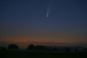  La comète « Neowise » et son brillant panache encore visibles à l&#039;œil nu