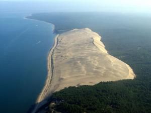 La Dune du Pilat s'étend sur plus de 600 mètres d'ouest en est, et sur près de 3 km du nord au sud; elle contient environ 550 millions de mètres cubes de sable.