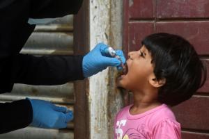 Polio : le Pakistan reprend sa campagne de vaccination interrompue par le coronavirus 