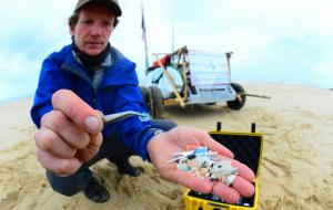  À la chasse aux microplastiques sur le littoral aquitain