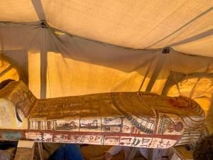 Égypte : quatorze nouveaux sarcophages découverts à Saqqara