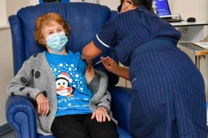 Une grand-mère britannique de 90 ans, reçoit pour la première fois dans le monde le vaccin Pfizer/BioNTech, le 8 décembre 2020 à Coventry en Angleterre © AFP Jacob King 