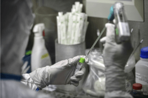 Dans un laboratoire de l'Institut Pasteur, le 21 janvier 2020 à Paris © AFP/Archives