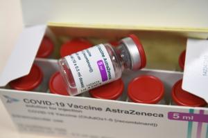 Les médecins du travail pourront administrer le vaccin AstraZeneca à compter du 25 février aux salariés de 50 à 64 ans atteints de comorbidités © AFP/Archives Alain Jocard