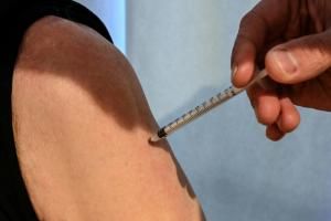 Pfizer et Moderna : six mois entre les doses de vaccins pour bénéficier à plus de gens ?
