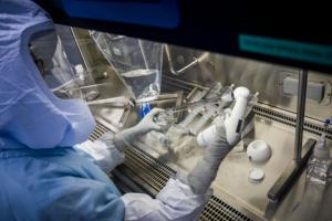 Dans l&#039;usine BioNTech, la fabrication minutieuse du vaccin anti-Covid-19