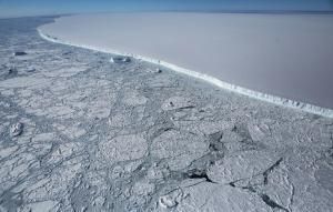 Depuis 1993, la fonte des glaces a contribué au moins de moitié à la hausse du niveau des mers © Getty images north America/AFP/Archives Mario Tama 