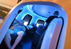 Des visiteurs à l'intérieur d'une capsule de démonstration de Blue Origin © AFP/Archives Mark Ralston