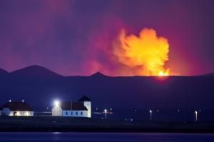 La résidence du président islandais et en arrière-plan une éruption volcanique visible depuis Reykjavik, le 5 mai 2021 © AFP/Archives Halldor KOLBEINS