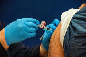 Aux Etats-Unis, seul un très petit nombre de personnes vaccinées quand même infectées