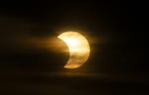 Éclipse solaire partielle au-dessus de l’hémisphère nord