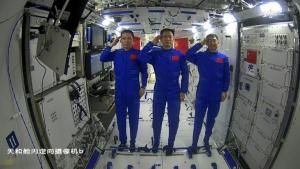 Les astronautes chinois Tang Hongbo (G), Nie Haisheng (C) et Liu Boming (D) saluant depuis la station spatiale chinoise le 23 juin 2021 © CCTV/AFP/Archives 