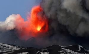 Plus haut volcan européen en activité, l&#039;Etna a grandi et culmine à 3 357 mètres