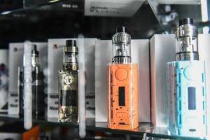 Les cigarettes électroniques de trois entreprises interdites par les autorités sanitaires américaines